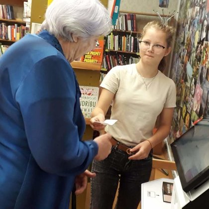 Seniori apgūst bibliotēkas jaunās tehnoloģijas