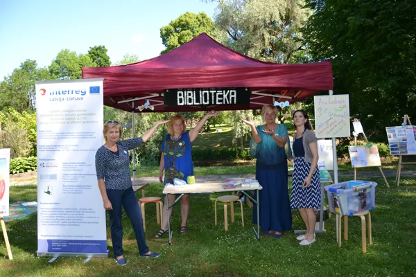 Dodamies pilsētā, lai informētu par bibliotēkas projektu