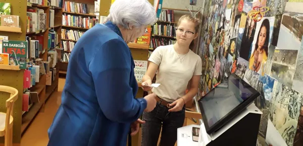 Seniori apgūst bibliotēkas jaunās tehnoloģijas